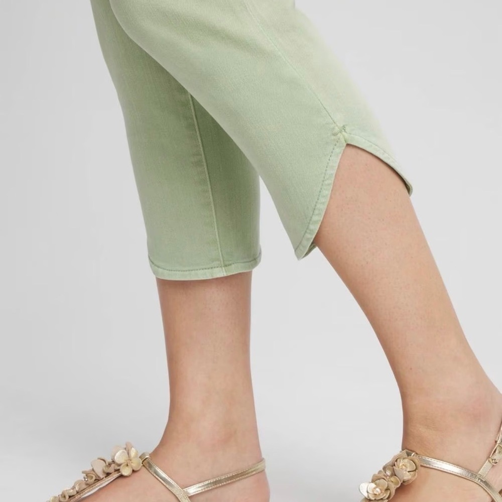 Chico's Women's Pull-On Dolphin-Hemmed Capri Jeans Mint 00 NWT $89 - Picture 4 of 9